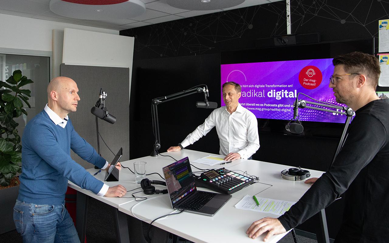 Dr. Lothar Essig, Michael Wilk and presenter Dr. Lukas Kagerbauer at the recording of episode 9 “The Cloud Way to Sustainability”. (from left to right)