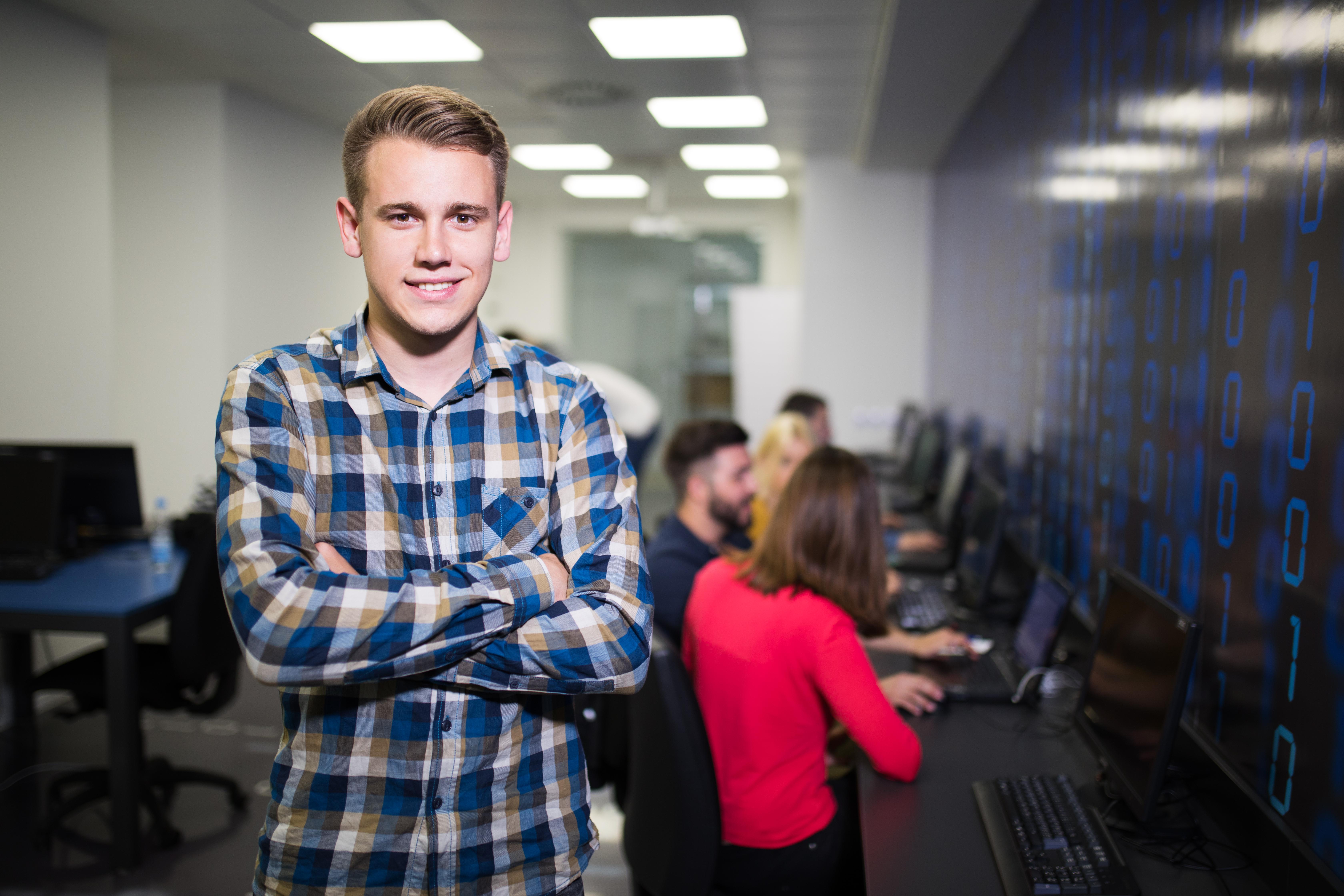 Zierbild zur Veranschaulichung des Dualen Studiengangs Informatik oder Wirtschaftsinformatik