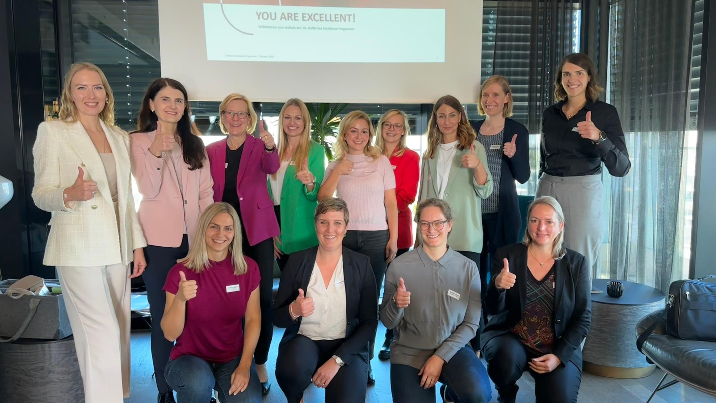 Teilnehmerinnen des Female Talents Excellence Program beim Start-​Tag mit Vorständin Andrea van Aubel.