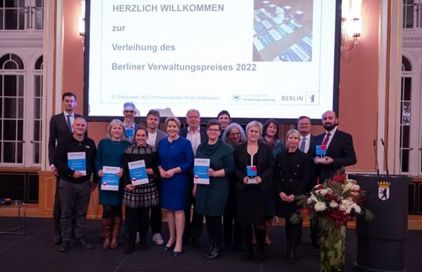 Gruppenfoto der Gewinner beim Berliner Verwaltungspreis 2022